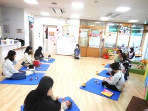 すくすく広場スタートでブルーマットに座っている親子達の様子