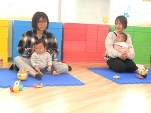 自己紹介をしている親子の様子