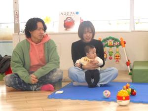 自己紹介をしているパパとママと赤ちゃんの様子