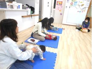 ふれあい遊びをしている親子の様子