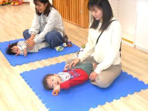 ふれあい遊びを楽しむ2組の親子の様子