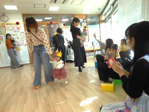 2月生まれのお友だちが入場する様子