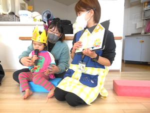 2人目の誕生児の女の子のインタビューの様子