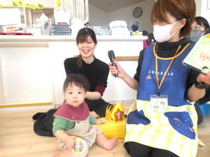 3人目の誕生児の男の子とインタビューに答えるママの様子