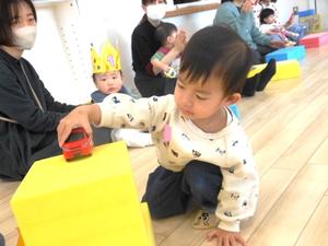 大好きな車で遊ぶ誕生児の男の子の様子