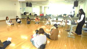 ママのおひざに座り、ピアノの音楽に合わせて体を動かす親子の様子