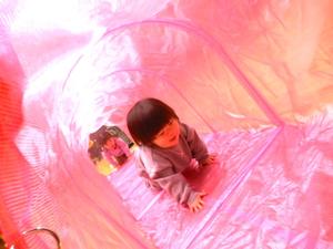 トンネルをくぐる女の子の様子