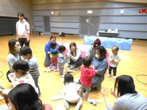 新聞をちぎって丸めて遊んでいる様子