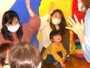 バルーンの中に入っている親子の様子