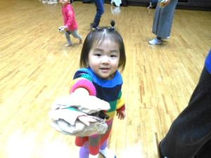 完成したハンバーガーを見せる女の子の様子