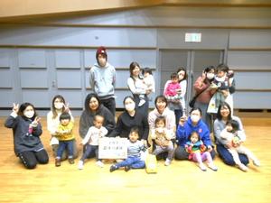 講師の先生と参加者親子の集合写真