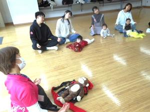 講師の指導の下、ストレッチをしている参加者の様子