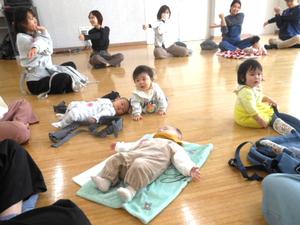 ストレッチしているママと真ん中に集まっている赤ちゃんの様子