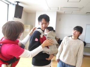 講師の先生に指導を受けるパパとそれを見守るママの様子