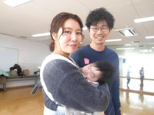 気持ちよさそうに眠ってしまった赤ちゃんと両親の様子