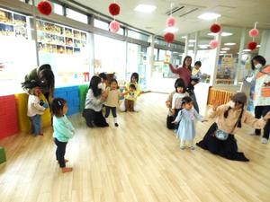 みんなで「ラーメン体操」を踊っている様子