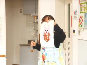 保育所保育士が工作の説明をしている様子