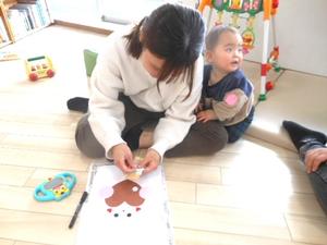 工作をしているママに寄り添う赤ちゃんの様子