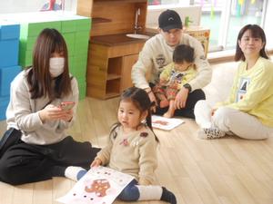 工作をしている2組の親子の様子