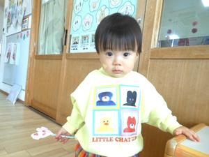 ほっぺにハートのシールを貼っている男の子の写真