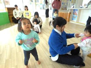 「アンパンマン体操」を踊っている様子