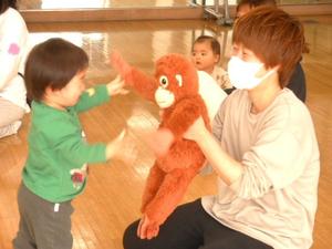 オラウータンのぬいぐるみで遊ぶ親子の様子