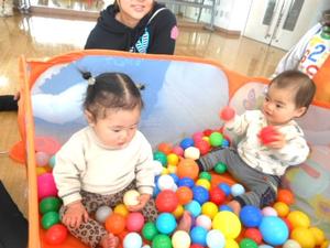 ボールプールで遊んでいる赤ちゃんの様子