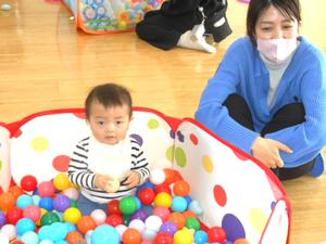 ボールプールで遊ぶ男の子と見守るママの様子
