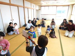「やさいさん」の絵本の読み聞かせを見ている親子の様子