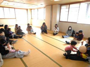 子どもを膝に乗せ「バスにのって」を楽しむ親子の様子