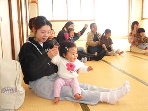 「バスにのって」で「ゴーゴー！」と手をあげる子ども達の様子