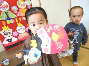 完成したひな人形を見せる女の子の様子