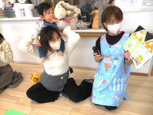 誕生児の息子を肩車してインタビューに答えるママの様子