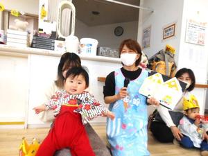 誕生児の女の子のインタビューの様子