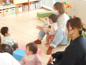 手遊びを楽しむ親子の様子