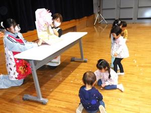 仕掛け絵本「はなさかじいさん」の読み聞かせで、花びらを拾っている子ども達の様子。