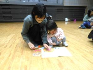 アンパンマンカードを作っている親子の様子