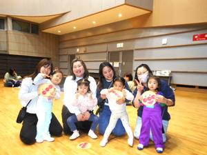 完成したアンパンマンカードを持って記念写真を撮る4組の親子