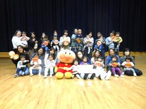 大きなアンパンマン人形と参加者親子の集合写真