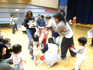 玉入れを楽しんでいる親子の様子