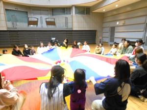 ボールを乗せたバルーンをみんなで揺らしている様子