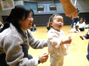 おせんべいをゲットして笑顔を見せる女の子の様子