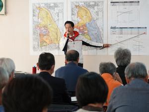 市長キャラバンで市民に説明する市長