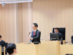 議場で施政方針を述べる市長