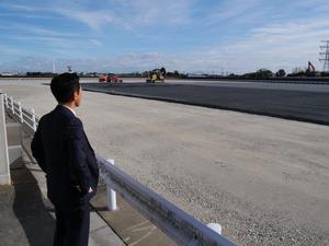 スポーツ施設整備予定地を視察する市長