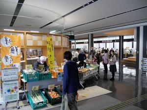 市役所1階で実施した複数の障害福祉事業所の利用者の方々による実証販売の様子