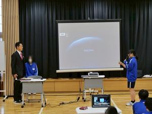 閉会時に生徒からお礼の言葉を受ける市長