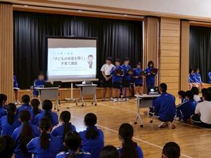 生徒がプレゼン発表する様子