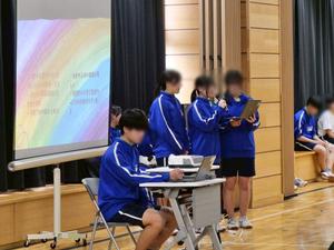 生徒がプレゼン発表する様子