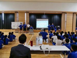 生徒がプレゼン発表する様子